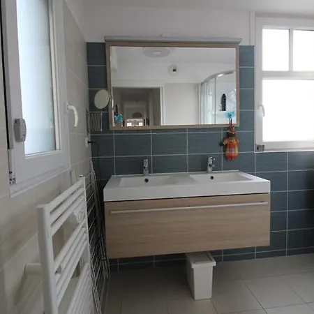 Annonce Professionnelle. 2 Avec Terrasse, A 50m De La Plage, Pour 4 Personnes