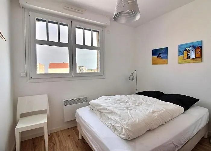 Annonce Professionnelle. 2 Avec Terrasse, A 50m De La Plage, Pour 4 Personnes