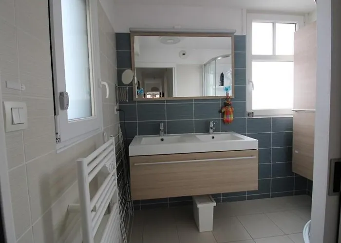 Annonce Professionnelle. 2 Avec Terrasse, A 50m De La Plage, Pour 4 Personnes